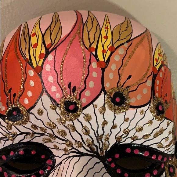 Pink teardrop pink and black wall mask - Picture 3 of 3